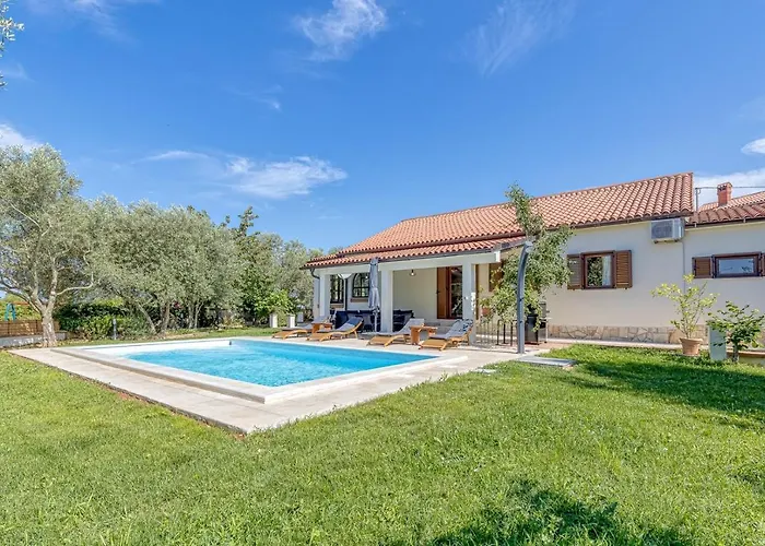 Agatta With Private Pool Smoljanci