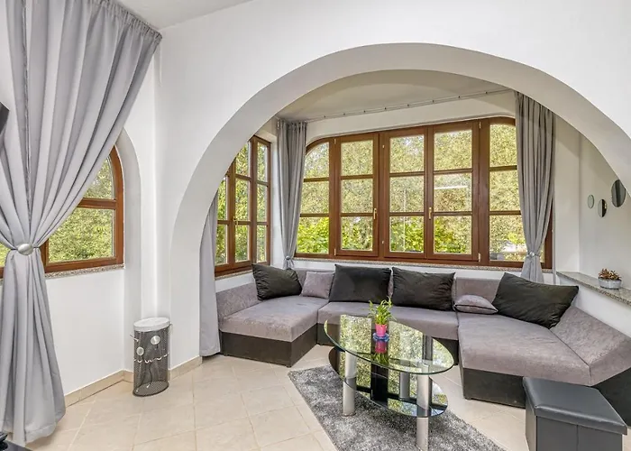 Agatta With Private Pool Smoljanci