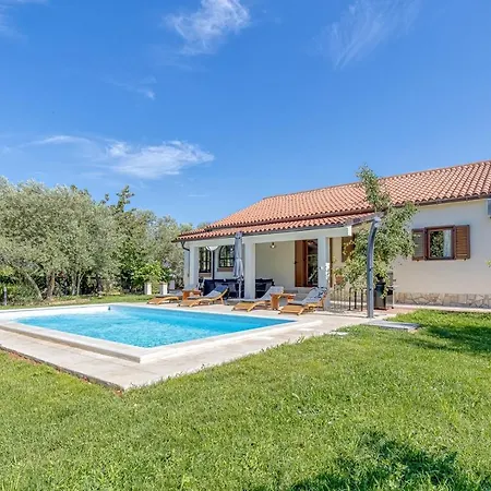 Agatta With Private Pool Smoljanci