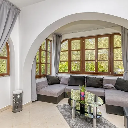 Agatta With Private Pool Smoljanci